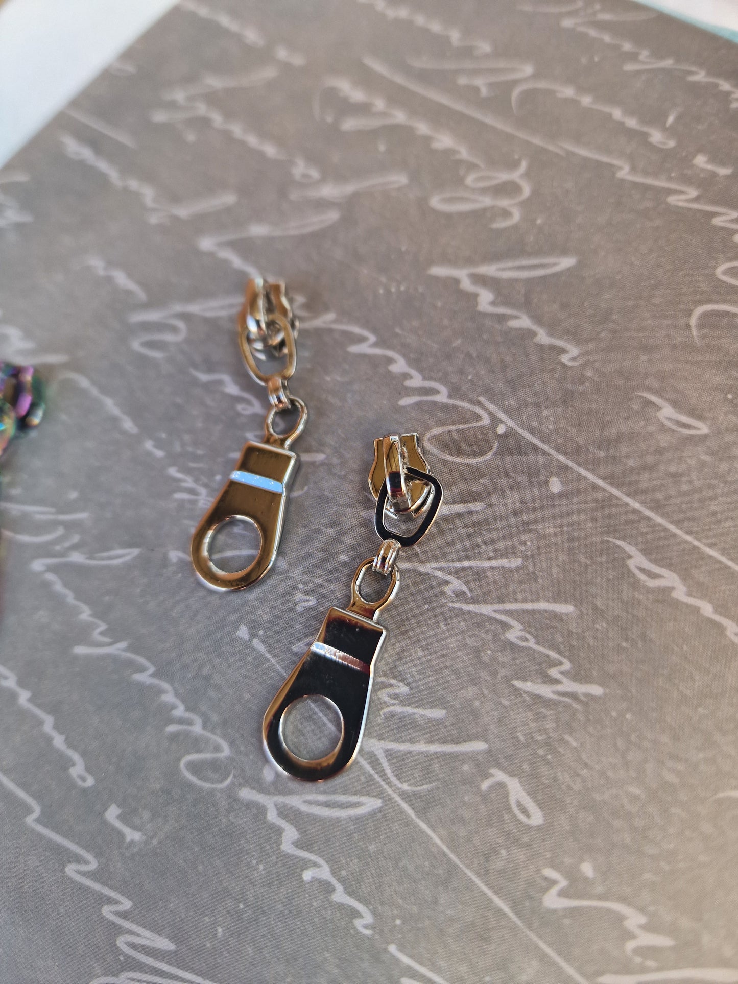 Size 3 zip pull DONUT DROP RAINBOW AND SILVER