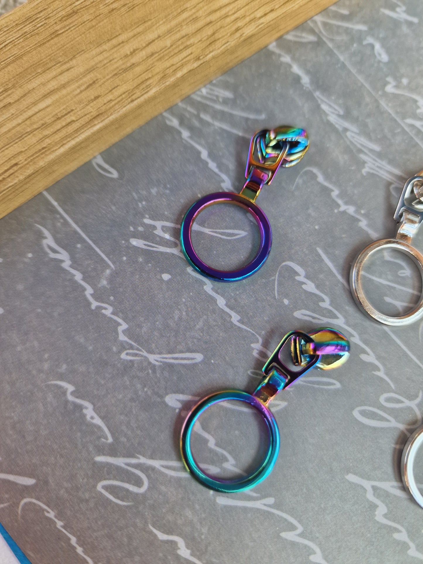 Size 3 zip pull CIRCLE DROP RAINBOW AND SILVER