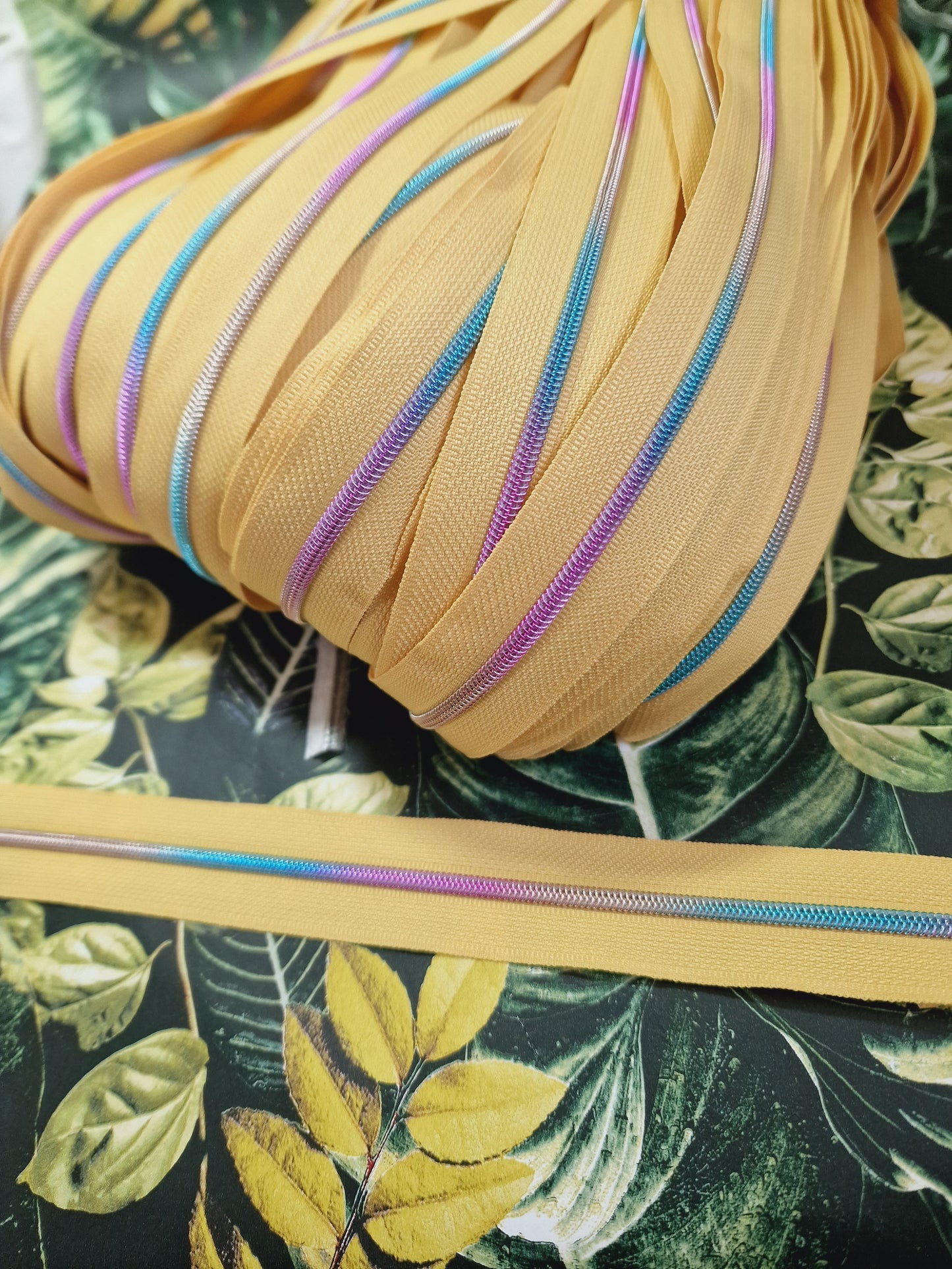 Size 3 Zipper tape MELLOW YELLOW RAINBOW TEETH