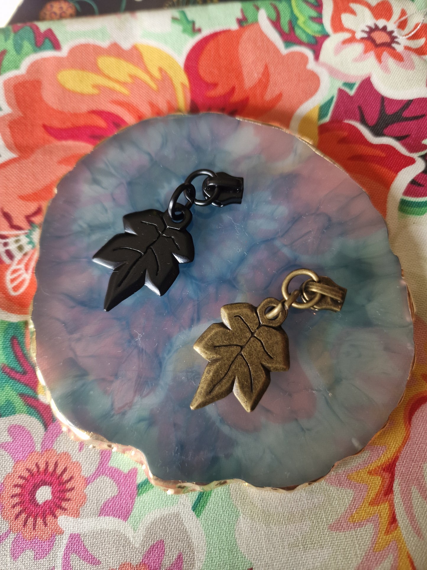 Size 3# zip pulls AUTUMN LEAF ANTIQUE BRASS and MATT BLACK
