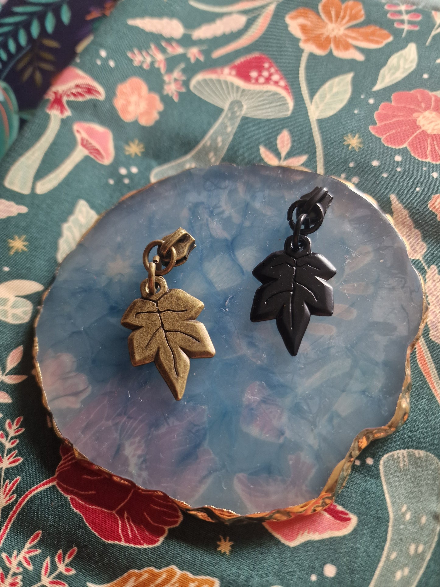 Size 3# zip pulls AUTUMN LEAF ANTIQUE BRASS and MATT BLACK