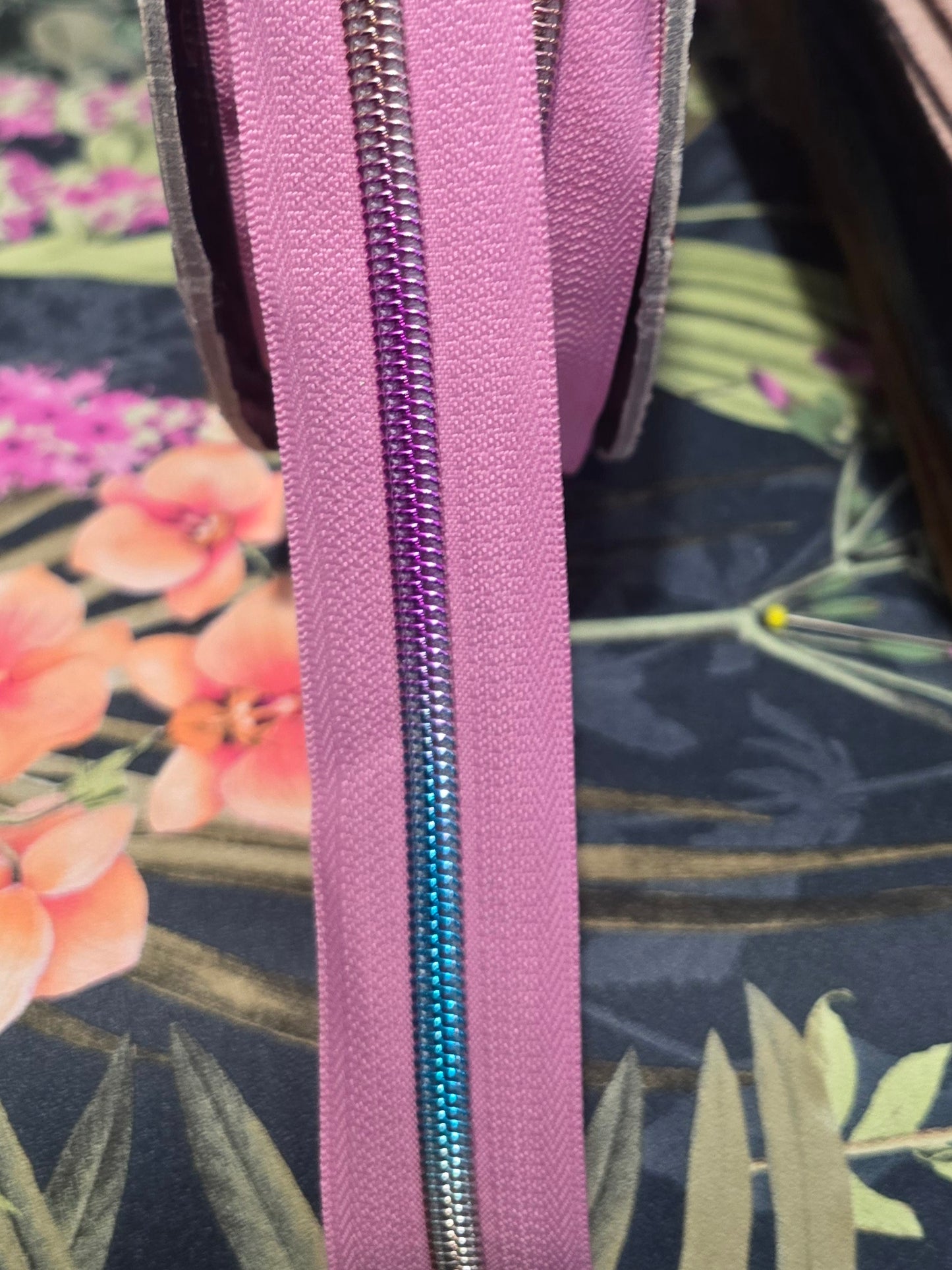 SIZE 5# light pink Rainbow Teeth continuous zipper tape