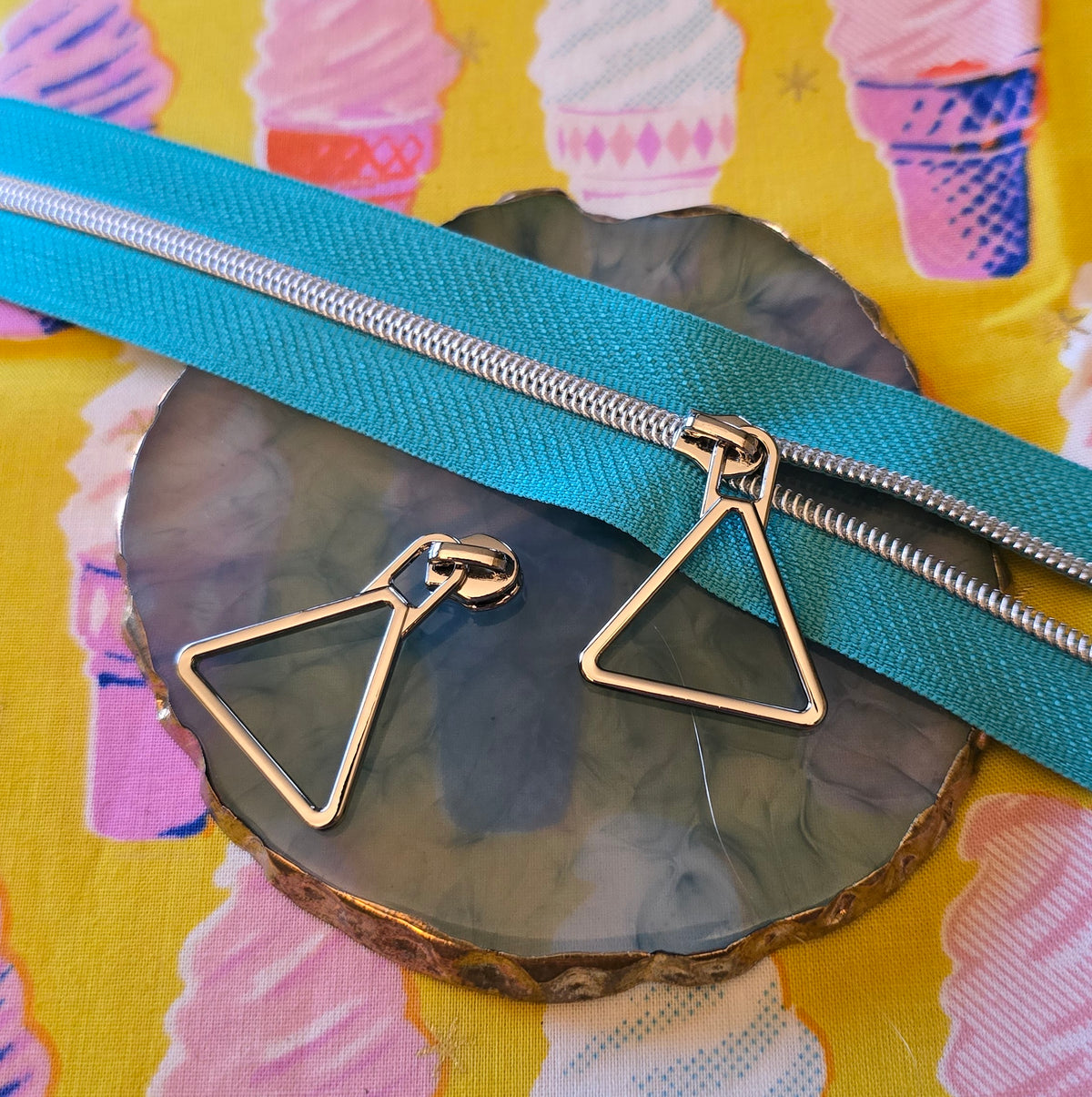 Size 3 zip pull SILVER TRIANGLE