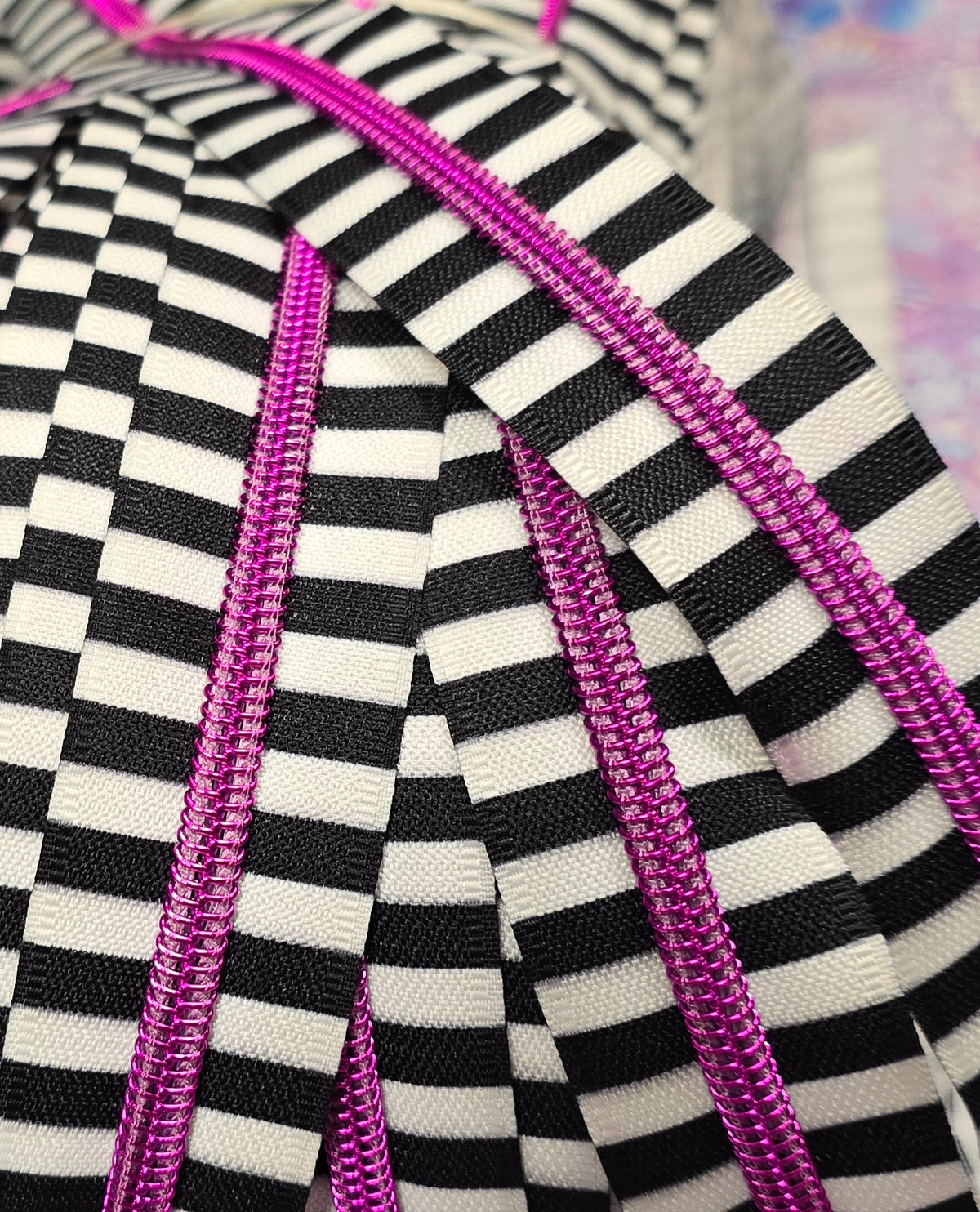SIZE 5# BLACK AND WHITE STRIPES Pink Teeth continuous zipper tape