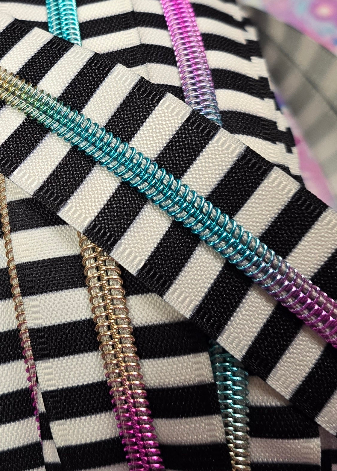 SIZE 5# BLACK AND WHITE STRIPES Rainbow Teeth continuous zipper tape