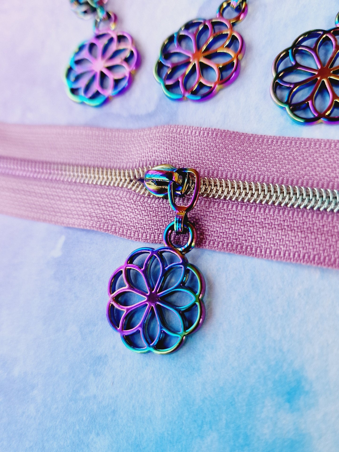 Size 3 zip pull Flower of life