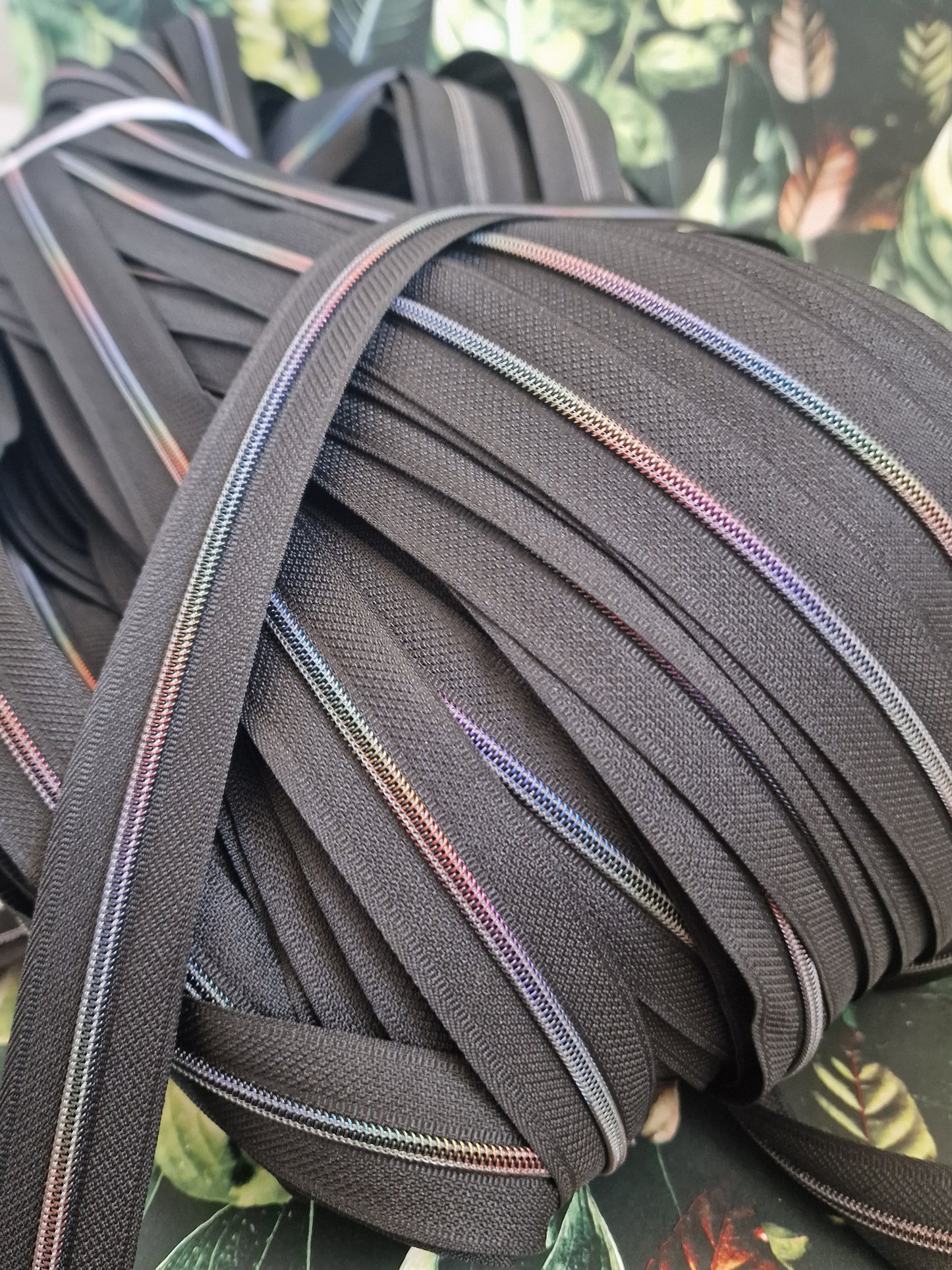 Size 3 Zipper tape Black oil Rainbow