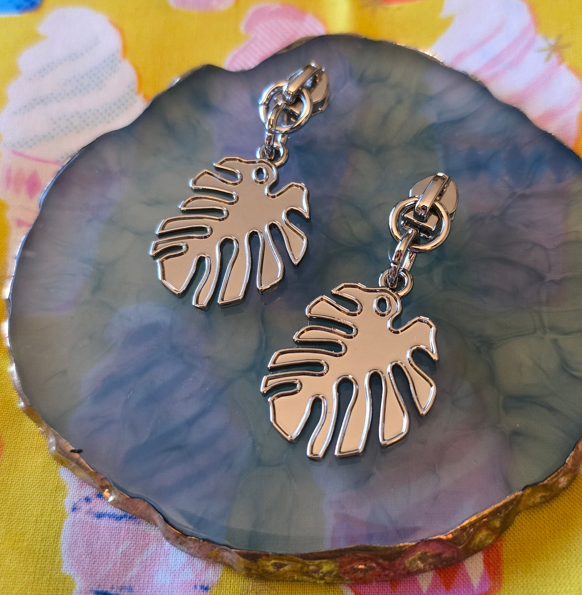 Size 3 zip pull SILVER MONSTERA LEAF