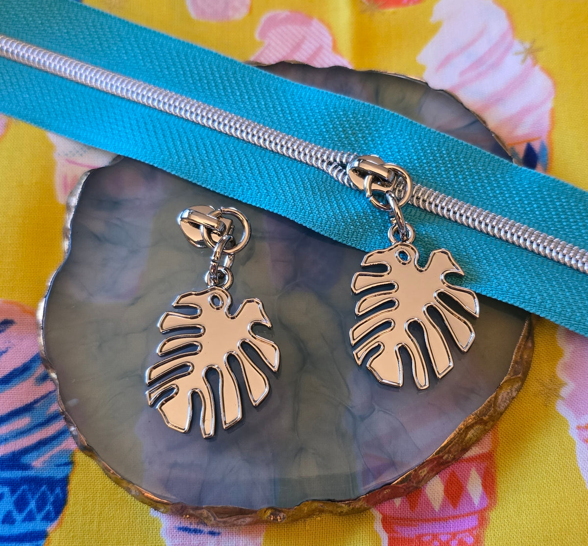 Size 3 zip pull SILVER MONSTERA LEAF