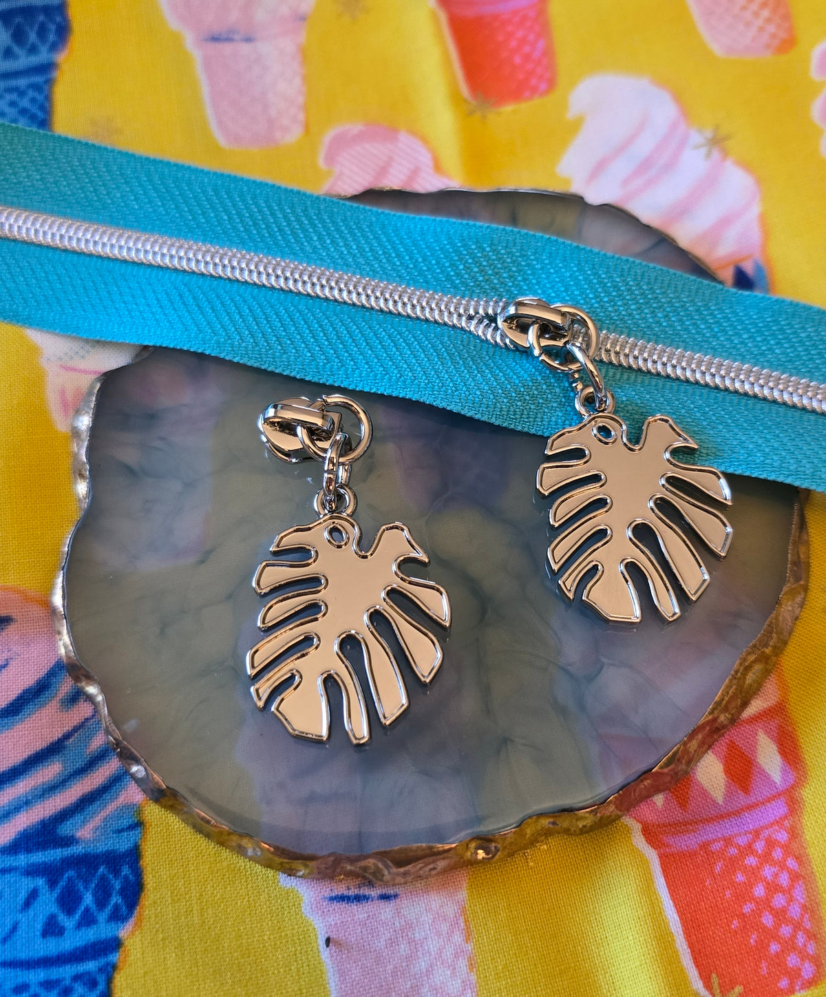 Size 3 zip pull SILVER MONSTERA LEAF