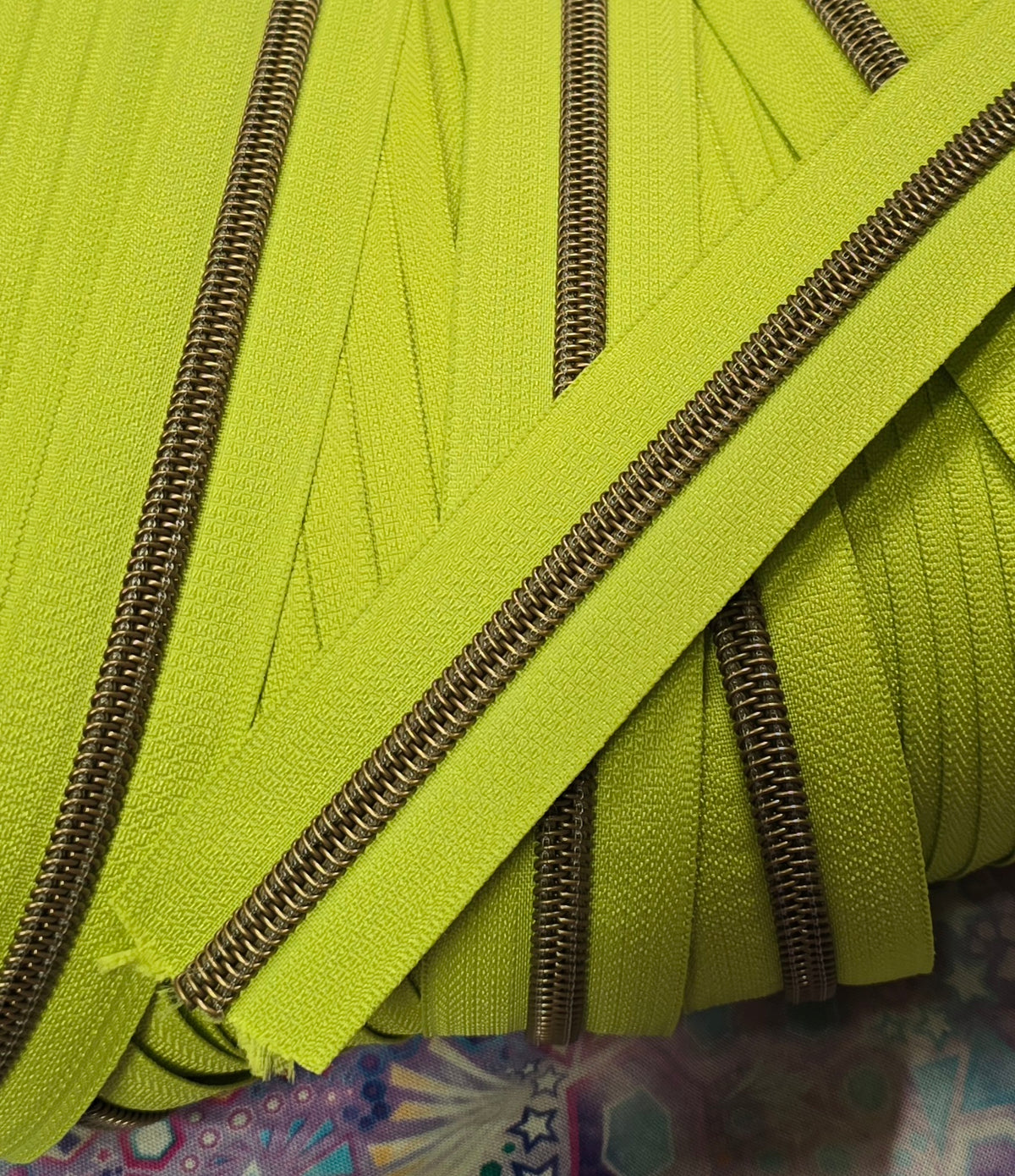 SIZE 5# Neon lumi green Antique brass Teeth continuous zipper tape