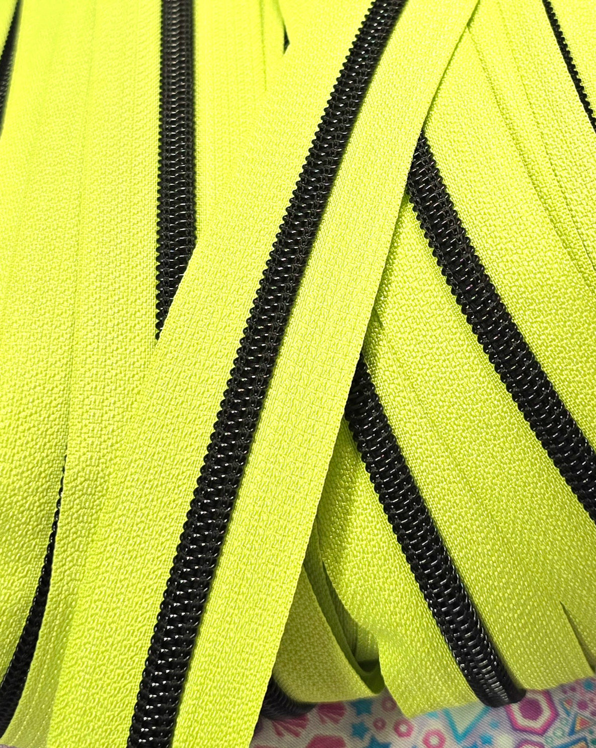 SIZE 5# NEONS LUMINIOUS GREEN Black Teeth continuous zipper tape
