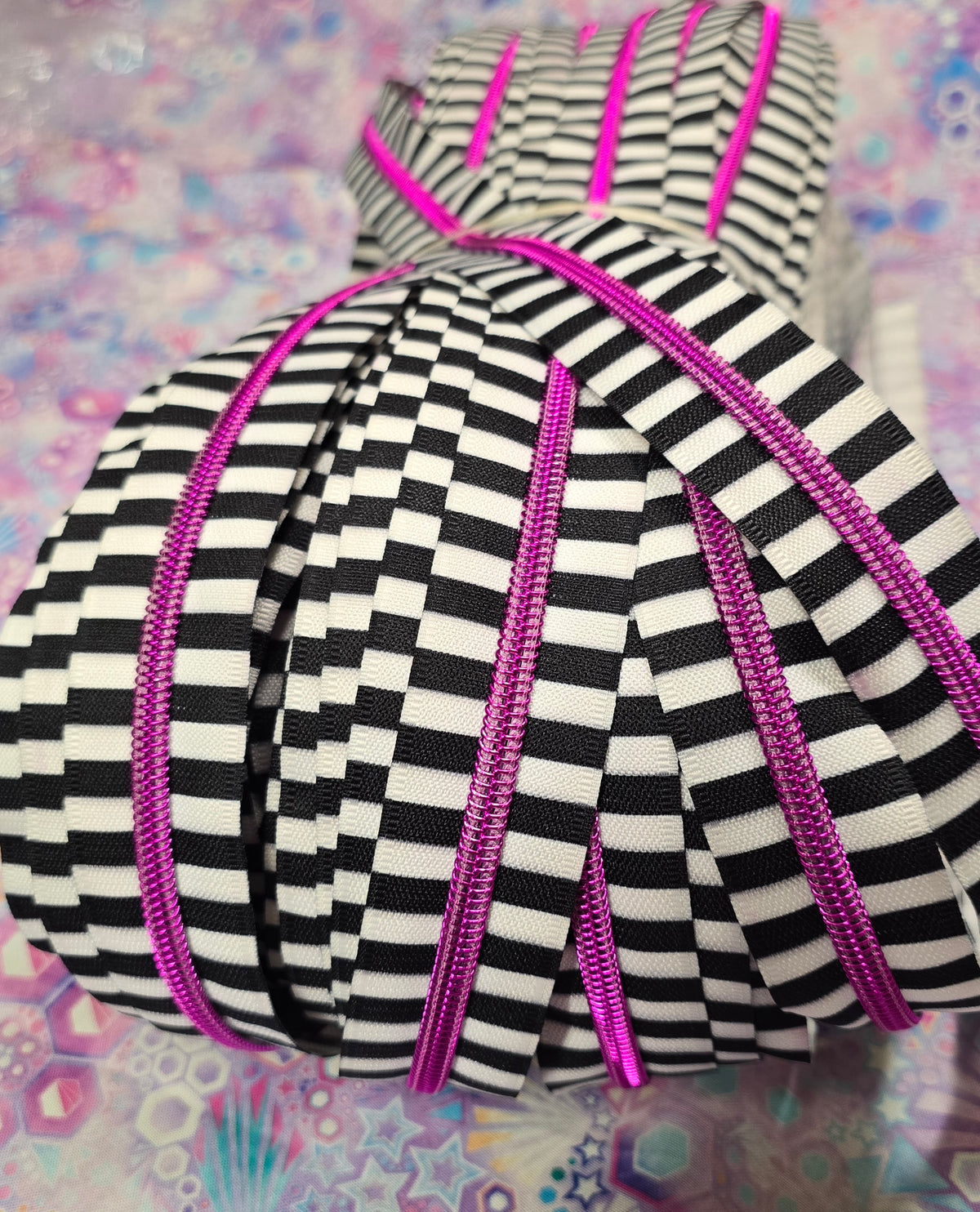 SIZE 5# BLACK AND WHITE STRIPES Pink Teeth continuous zipper tape
