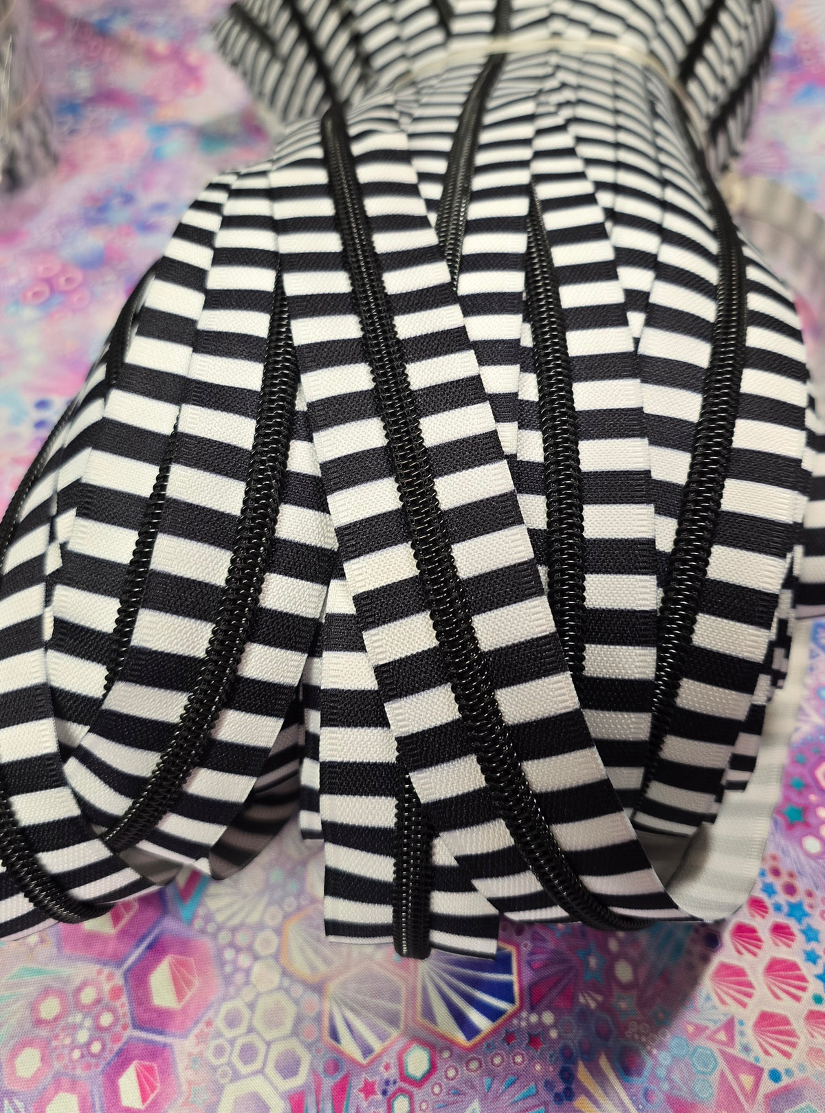 SIZE 5# BLACK AND WHITE STRIPES Black Teeth continuous zipper tape