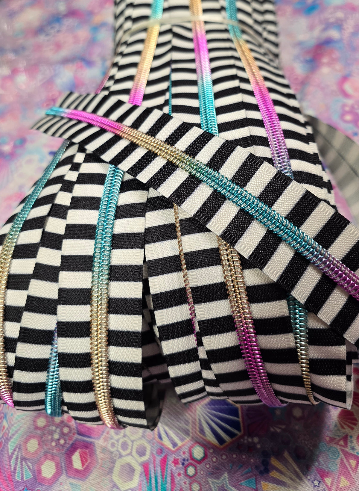 SIZE 5# BLACK AND WHITE STRIPES Rainbow Teeth continuous zipper tape