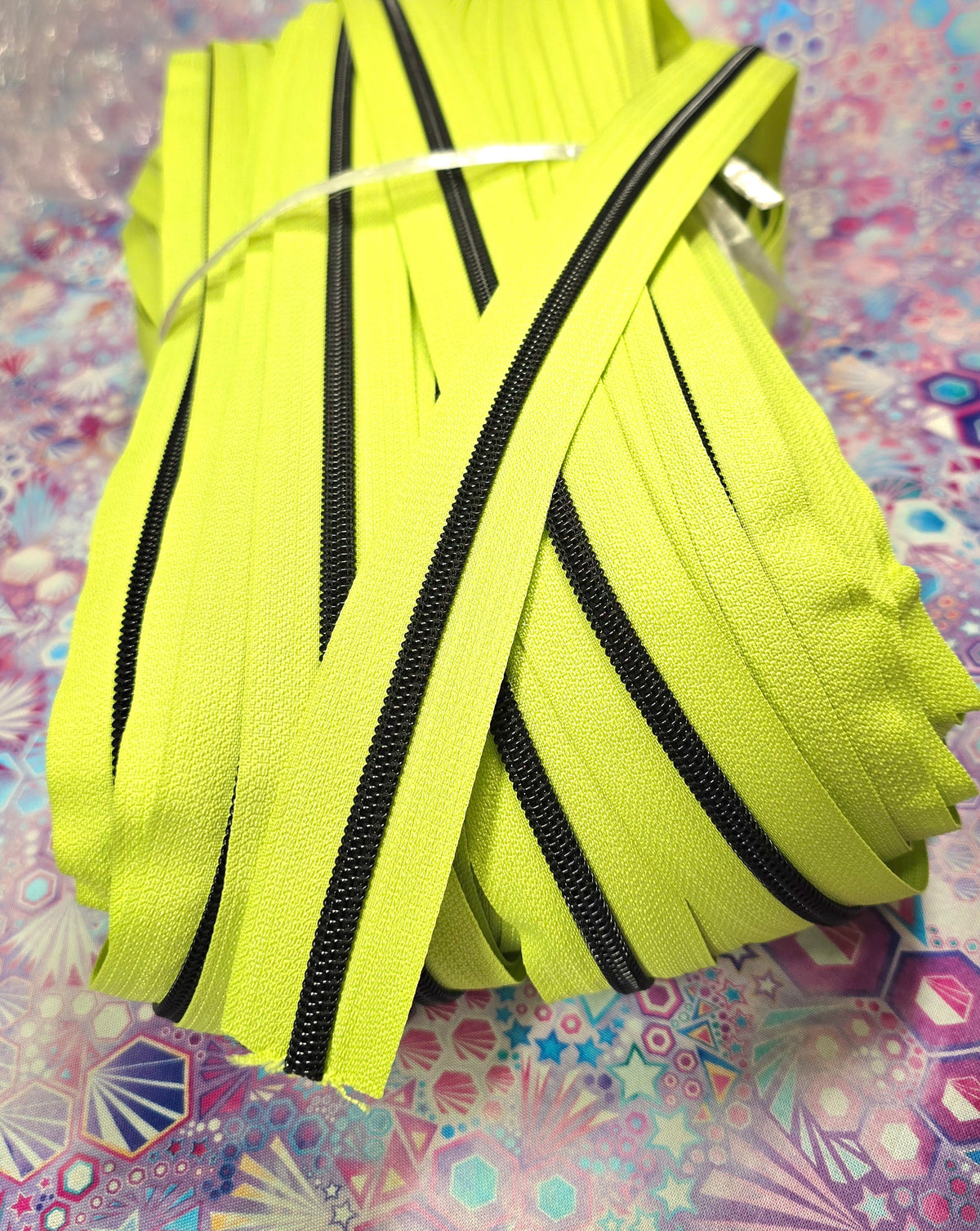 SIZE 5# NEONS LUMINIOUS GREEN Black Teeth continuous zipper tape