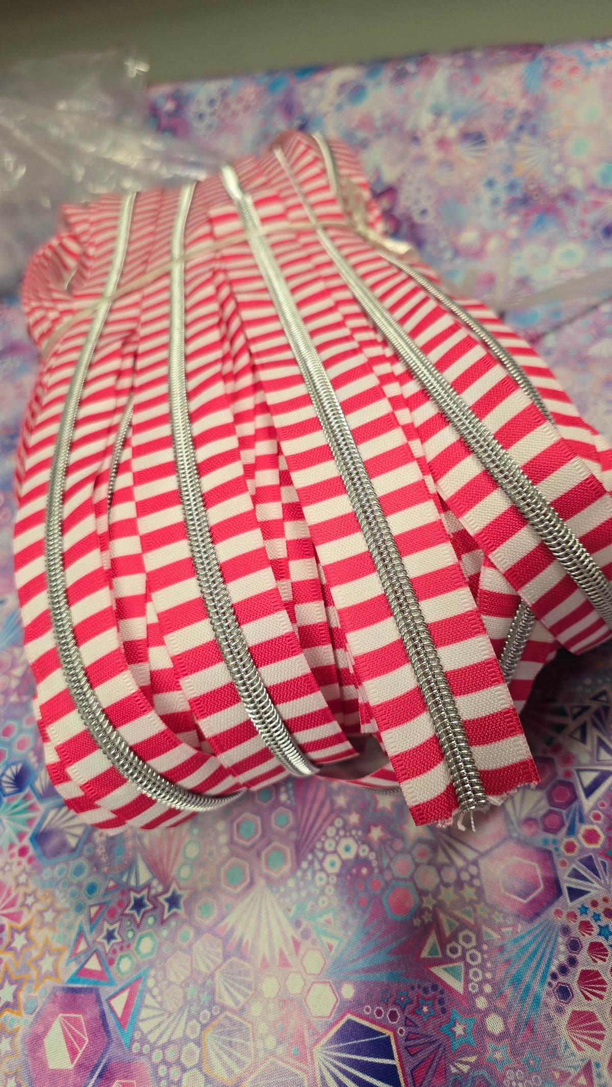 SIZE 5# PINK AND WHITE CANDY STRIPES silver Teeth continuous zipper tape